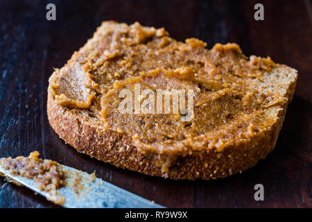 Organische Datum Geleefrüchte Teig mit Brot zum Frühstück. Stockfoto