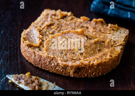 Organische Datum Geleefrüchte Teig mit Brot zum Frühstück. Stockfoto