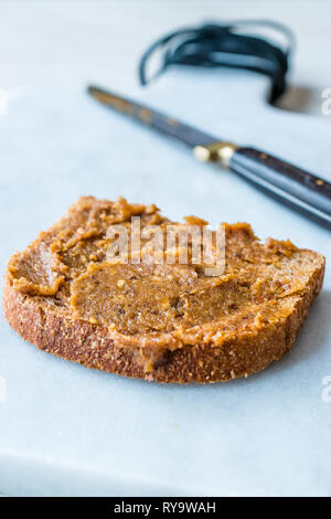 Organische Datum Geleefrüchte Teig mit Brot zum Frühstück. Stockfoto