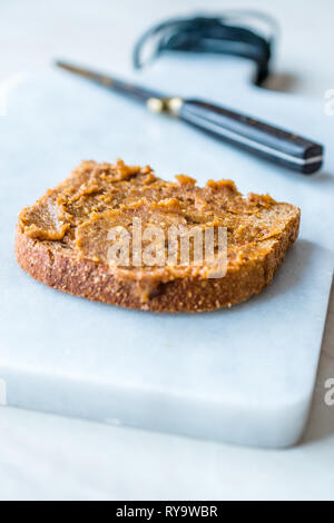 Organische Datum Geleefrüchte Teig mit Brot zum Frühstück. Stockfoto