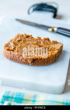 Organische Datum Geleefrüchte Teig mit Brot zum Frühstück. Stockfoto