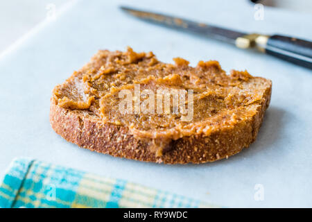 Organische Datum Geleefrüchte Teig mit Brot zum Frühstück. Stockfoto