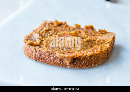 Organische Datum Geleefrüchte Teig mit Brot zum Frühstück. Stockfoto