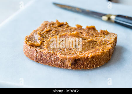 Organische Datum Geleefrüchte Teig mit Brot zum Frühstück. Stockfoto