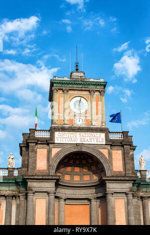 Blick auf die historische Architektur in Piazza Dante in Neapel, Italien Stockfoto