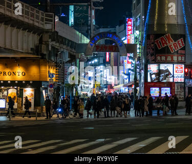 Tokio, Japan - Februar 7, 2019: die Menschen in oder Ameyayokocho Ameyoko Markt in der Nähe von Ueno Station. Eine große Einkaufsstraße in Tokio. Japanischer Text werben Stockfoto