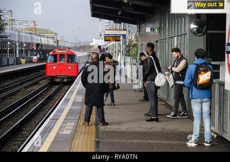 London U-Bahn an der Stonebridge Park Station. London England Großbritannien Stockfoto