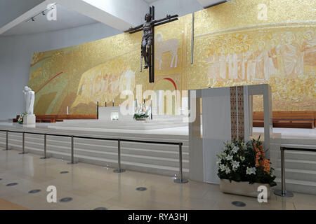 Fatima, Portugal - 23. Juli 2014: Altar der neuen Kirche Santissima Trindade Stockfoto