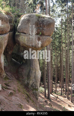 Felsen von Gnome auch Felsbrocken der Elfen Original in polnischer Sprache Głazy Krasnoludków - Natur bewahren Der bizarren Felsformationen im Polen Stockfoto