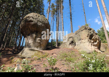 Felsen von Gnome auch Felsbrocken der Elfen Original in polnischer Sprache Głazy Krasnoludków - Natur bewahren Der bizarren Felsformationen im Polen Stockfoto