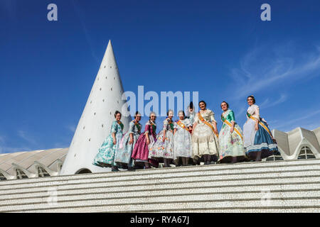 Las Fallas Festival Spanien Frauen und junge Mädchen in traditionellen Kostümen in Valencia Stadt der Künste und Wissenschaften Spanien Europa Spanisch Festival Stockfoto