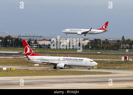 ISTANBUL, Türkei - 30. SEPTEMBER 2018: Turkish Airlines Boeing 737-8 MAX (CN 60032) Landung Flughafen Istanbul Atatürk. Dein ist die Fluggesellschaft der Tur Stockfoto