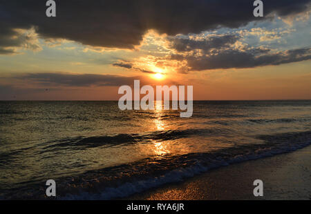 Brennenden Sonnenuntergang spiegelt sich in den ruhigen Wasser des Schwarzen Meeres Flut Stockfoto