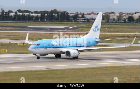 ISTANBUL, Türkei - 30. SEPTEMBER 2018: KLM Boeing 737-7 K2 (CN 39255) zieht aus Istanbul Ataturk Flughafen. KLM hat 120 Flottengröße und 145 destinati Stockfoto