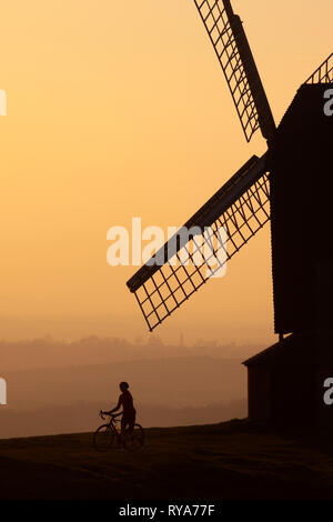 Radfahrer bei Brill Mühle bei Sonnenuntergang, Buckinghamshire, England Stockfoto