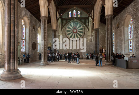 Winchester, Hampshire, England, UK, Studenten auf einem pädagogischen vitsit zum historischen Große Halle. König Arthurs Tafelrunde wird an der Wand montiert. Stockfoto