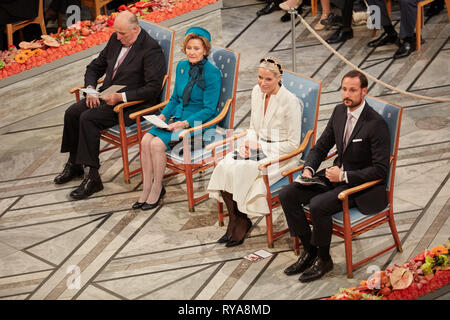 Es ist Tradition, dass die Norwegische Königsfamilie nehmen an der Verleihung des Friedensnobelpreises in Oslo City Hall (L-R): HM König Harald und Königin Sonja, Ihre Königliche Hoheit Kronprinzessin Mette-Marit und Seine königliche Hoheit Prinz Haakon (Gonzales Foto/Stian S. Møller). Stockfoto