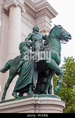 Reiterstandbild von Theodore Roosevelt, 1858-1919, außerhalb des American Museum of Natural History. Die Statue zeigt Roosevelt auf dem Pferd mit einem Stockfoto