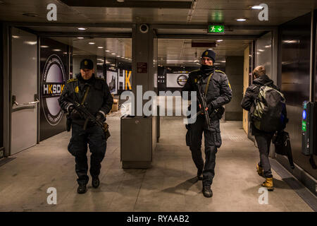 Dänemark, Kopenhagen - Februar 17., 2015. Schwer bewaffnete Dänische Polizisten patrouillieren, U-Bahnhof Nørreport im Zentrum von Kopenhagen nach den Terroranschlägen am Samstag und Sonntag (Gonzales Foto/Kim Matthäi Leland). Stockfoto