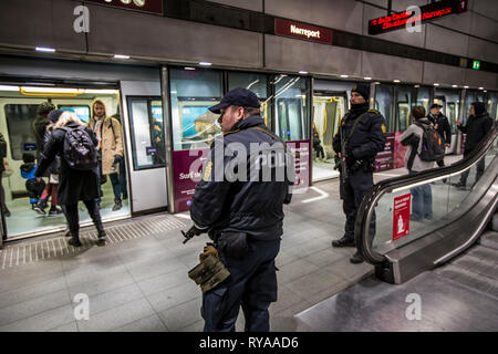 Dänemark, Kopenhagen - Februar 17., 2015. Schwer bewaffnete Dänische Polizisten patrouillieren, U-Bahnhof Nørreport im Zentrum von Kopenhagen nach den Terroranschlägen am Samstag und Sonntag (Gonzales Foto/Kim Matthäi Leland). Stockfoto