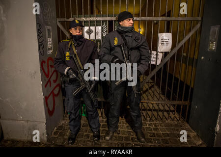 Dänemark, Kopenhagen - Februar 17., 2015. Schwer bewaffnete Dänische Polizisten patrouillieren Vesterbrogade in Kopenhagen, wo einem der Angriffe außerhalb der Synagoge nahm die Nacht von Samstag auf Sonntag (Gonzales Foto/Kim Matthäi Leland). Stockfoto