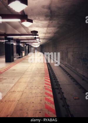 Dunkle Leere u-bahn - U-Bahnhof im Bau - Stockfoto