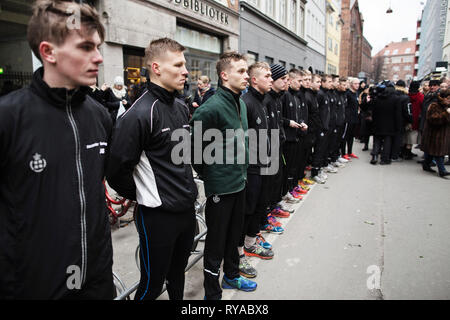 Dänemark, Kopenhagen - Februar 16., 2015. Soldaten der Royal Life Guards (eine Infanterie Regiment der dänischen Armee), wo das Bestehen der jüdischen Synagoge in Kopenhagen während Ihrer täglichen Tribut an die Opfer Dan Uzan, die auf tragische Weise erschossen wurde. (Foto: Kenneth Nguyen - Gonzales Foto). Stockfoto