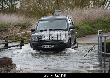 Als Sturm Gareth zerschlägt Großbritannien mit starken Regen und starkem Wind den Fluss Wid in Billericay Essex burst es Banken, wodurch schwierige Fahrbedingungen Stockfoto