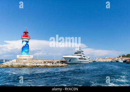 Leuchtturm und Luxusyacht im Eingang zum Hafen von Saint Tropez, Frankreich, 01.09.2018 Bildnachweis: Mario Hommes/HH-Fotografie Stockfoto