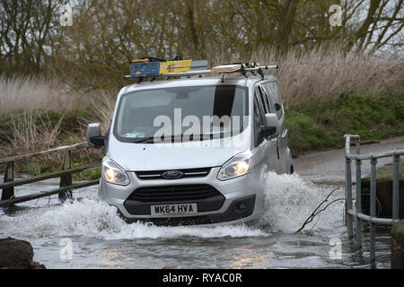 Als Sturm Gareth zerschlägt Großbritannien mit starken Regen und starkem Wind den Fluss Wid in Billericay Essex burst es Banken, wodurch schwierige Fahrbedingungen Stockfoto