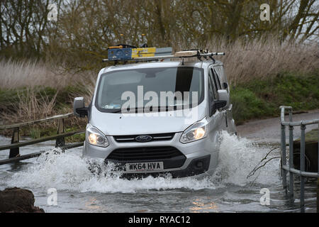 Als Sturm Gareth zerschlägt Großbritannien mit starken Regen und starkem Wind den Fluss Wid in Billericay Essex burst es Banken, wodurch schwierige Fahrbedingungen Stockfoto