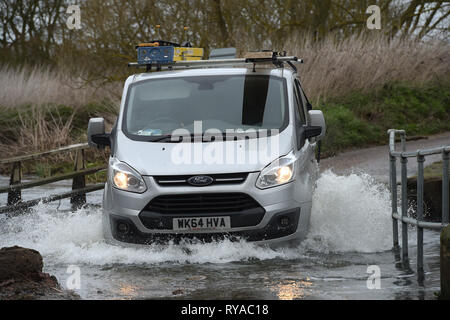 Als Sturm Gareth zerschlägt Großbritannien mit starken Regen und starkem Wind den Fluss Wid in Billericay Essex burst es Banken, wodurch schwierige Fahrbedingungen Stockfoto