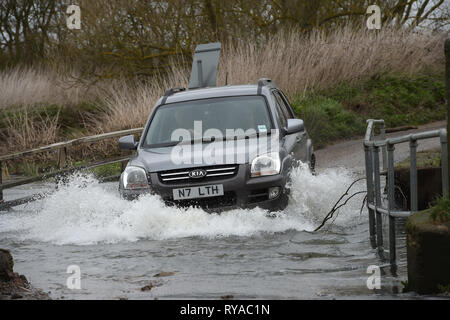 Als Sturm Gareth zerschlägt Großbritannien mit starken Regen und starkem Wind den Fluss Wid in Billericay Essex burst es Banken, wodurch schwierige Fahrbedingungen Stockfoto
