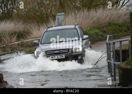 Als Sturm Gareth zerschlägt Großbritannien mit starken Regen und starkem Wind den Fluss Wid in Billericay Essex burst es Banken, wodurch schwierige Fahrbedingungen Stockfoto