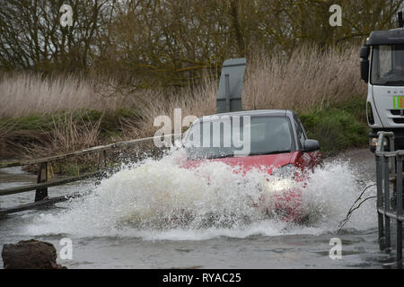 Als Sturm Gareth zerschlägt Großbritannien mit starken Regen und starkem Wind den Fluss Wid in Billericay Essex burst es Banken, wodurch schwierige Fahrbedingungen Stockfoto