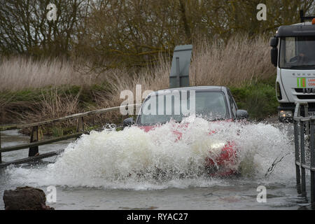 Als Sturm Gareth zerschlägt Großbritannien mit starken Regen und starkem Wind den Fluss Wid in Billericay Essex burst es Banken, wodurch schwierige Fahrbedingungen Stockfoto
