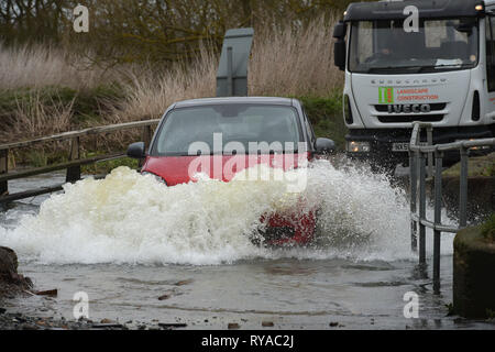 Als Sturm Gareth zerschlägt Großbritannien mit starken Regen und starkem Wind den Fluss Wid in Billericay Essex burst es Banken, wodurch schwierige Fahrbedingungen Stockfoto