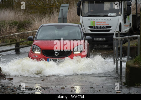 Als Sturm Gareth zerschlägt Großbritannien mit starken Regen und starkem Wind den Fluss Wid in Billericay Essex burst es Banken, wodurch schwierige Fahrbedingungen Stockfoto