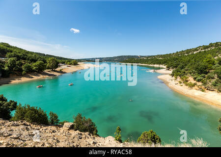 Stausee Lac de Sainte-Croix mit Tretbooten in Stausee Lac de Sainte-Croix, 04.09.2018 Bildnachweis: Mario Hommes/HH-Fotografie Stockfoto