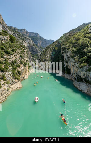 Eingang vom Stausee Lac de Sainte-Croix zur Verdonschlucht mit Tretbooten in Stausee Lac de Sainte-Croix, 04.09.2018 Bildnachweis: Mario H Stockfoto