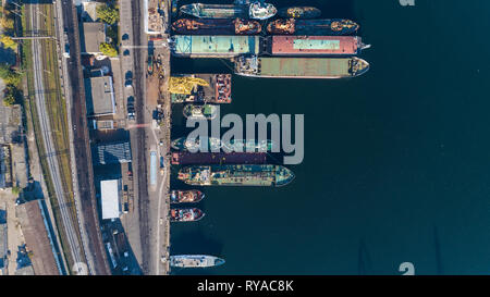 Luftaufnahme der Hafen in Odessa mit angelegten Schiffe unterschiedlicher Zwecke, Ukraine. Ansicht von oben Stockfoto