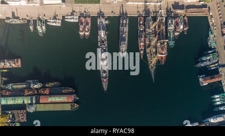 Luftaufnahme der Hafen in Odessa mit angelegten Schiffe unterschiedlicher Zwecke, Ukraine. Ansicht von oben Stockfoto