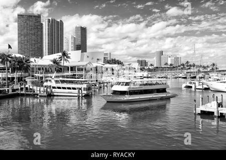 Miami, USA - 29. Februar 2016: Hafen der Stadt oder Hafen mit hohen Gebäuden und Piers mit Schiffen Schiffen auf See Wasser Oberfläche oder Vertäue an sonnigen d Stockfoto