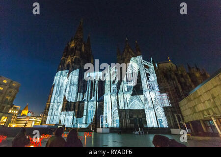 Beleuchtung am Koelner Dom Stockfoto