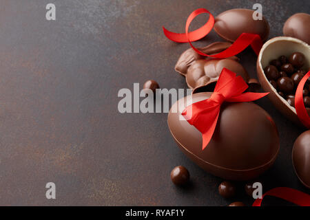 Ostern Zusammensetzung mit Schokolade, Eier und Süßigkeiten Stockfoto