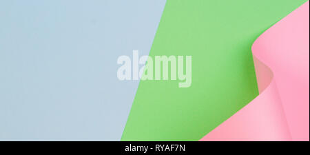 Abstrakte geometrische rosa Papier Form auf blaue und grüne Farbe Papier Hintergrund Stockfoto