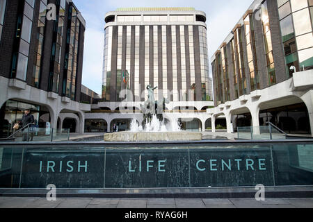 Irish Life Center mit Wagen des Lebens Skulptur und Brunnen Dublin Irland Europa Stockfoto