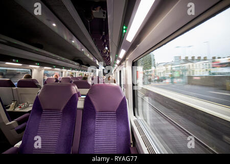 Leeren Sitz auf Enterprise Zug zwischen Belfast und Dublin auf der Durchreise station in Nordirland Stockfoto