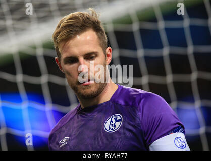 Etihad Stadium, Manchester, UK. 12 Mär, 2019. UEFA Champions League Fußball, rounFC Schalke Torhüter Ralf Fahrmann sieht so aus, als seine Mannschaft Schiff ziele Credit: Aktion plus Sport/Alamy Leben Nachrichten niedergeschlagen Stockfoto