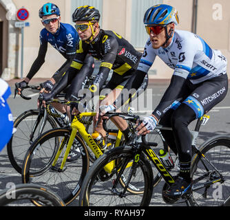 Chatillon-Coligny, Frankreich - 10. März 2019: Drei Radfahrer (Matteo Trentin von Mitchelton-Scott Team, Anthony Turgis von direkten Energie Team, Tao Geoghegan Hart von Team Sky) Reiten im Peloton, in Chatillon-Coligny während der Phase 3 von Paris-nizza 2019. Credit: Radu Razvan/Alamy leben Nachrichten Stockfoto